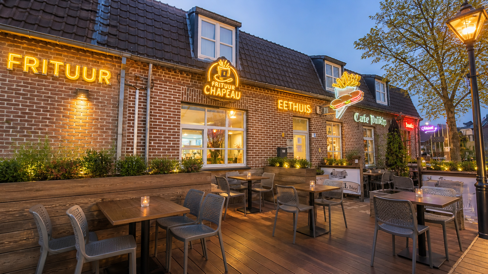 Frituur Chapeau met terras in het centrum van Peer