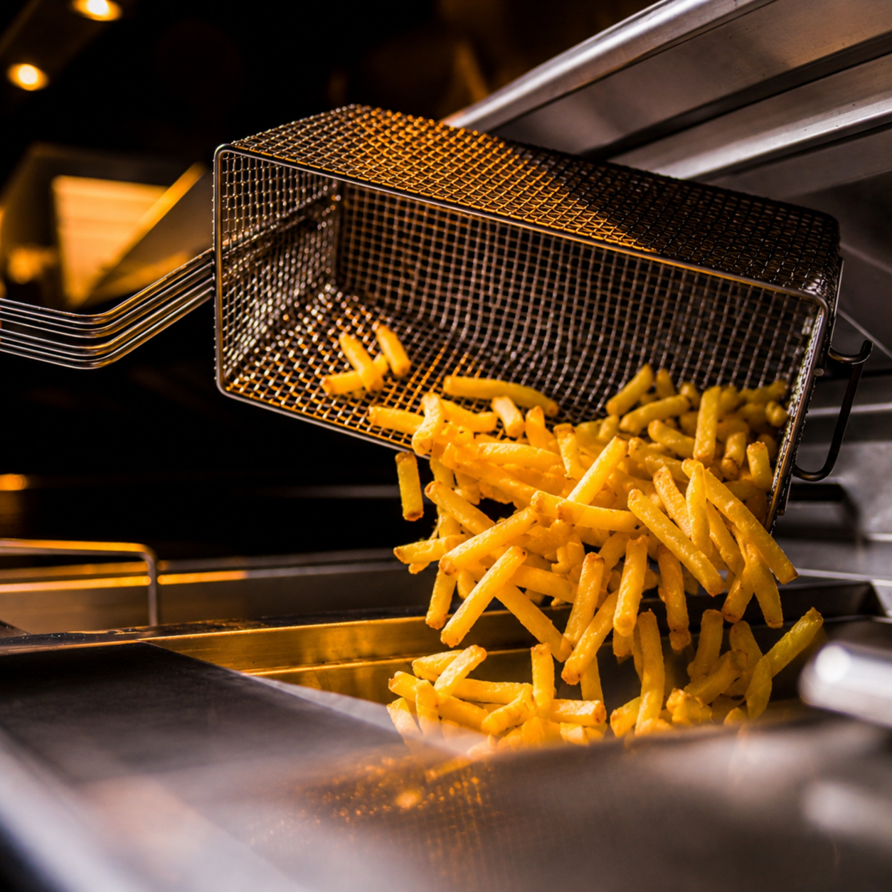 Verse Belgische frieten bij Frituur Chapeau in Peer